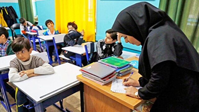 گلایه معلمان حق التدریسی از کمبود حقوق و دستمزد