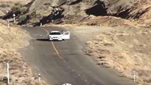 حرکت معکوس خودرو‌ها در یک مسیر روستایی