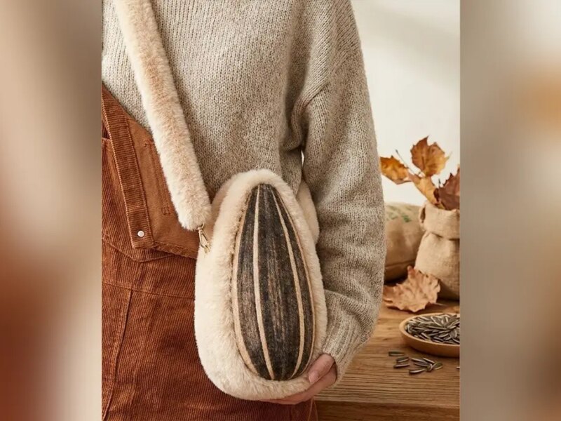 ترند جدید در اکسسوری‌ها؛ معرفی کیف شانه‌ای پشمی با طراحی دانه آفتابگردان! (عکس)