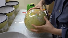 روند ساخت انبوه کره‌های زمین در کارگاهی مدرن در ژاپن (فیلم)