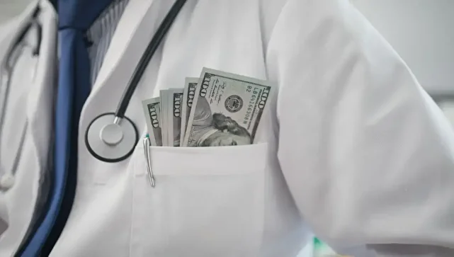 صبح ها مدیر در وزارت بهداشت – عصرها پزشک در مطب شخصی ؛ وضعیتی که در  جهان امروز «ممنوع» است