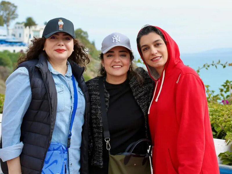 سفر گروهی بازیگران به شمال آفریقا؛ سلفی نرگس محمدی و علی اوجی در سیدی بوسعید تونس (عکس)