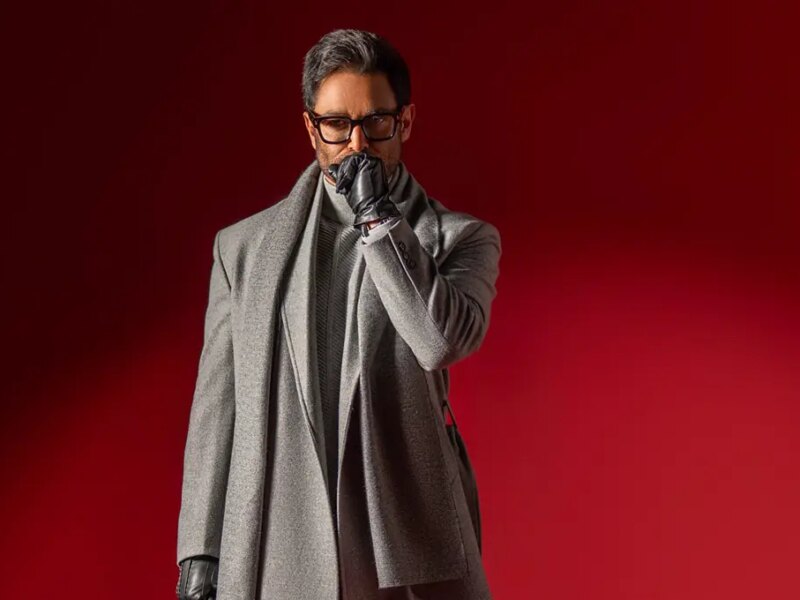 استایل شیک و رسمی محمدرضا گلزار؛ تیپ زمستانی با کت و شلوار خاکستری و پالتو بلند (عکس)