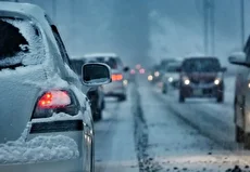 مهارت خیره‌کننده راننده در بازگرداندن خودرو به جاده پس از انحراف در برف (فیلم)