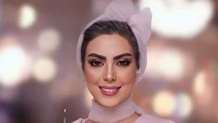 نیلوفر شهیدی در قاب صورتی؛ فوتوشوت‌های جدید بازیگر با روسری پف‌دار و لباس شیک (عکس)