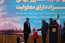 برخورد جالب رئیس‌جمهور با کودک دارای معلولیت هنگام سخنرانی (فیلم)