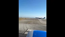 صحنه خیره‌کننده فرود همزمان دو هواپیما در یک فرودگاه (فیلم)