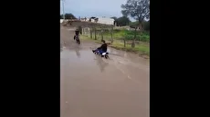 برخورد عجیب موتورسیکلت و دوچرخه در گودال آب گل‌آلود (فیلم)