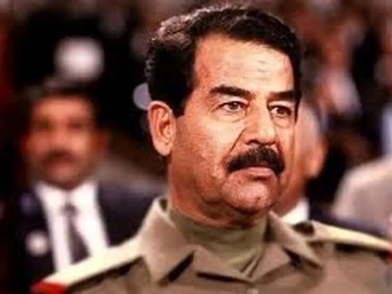 دهه ۷۰: مصطفی پورمحمدی در کنار صدام حسین (عکس)