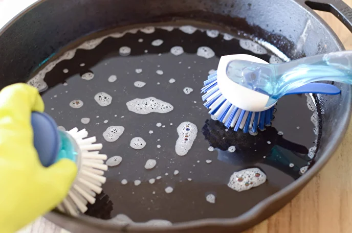 چگونه چربی‌های چسبیده به ظروف را با مواد طبیعی پاک کنیم؟