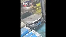 لحظه حساس نجات خودروی BMW از له شدن در تعمیرگاه (فیلم)