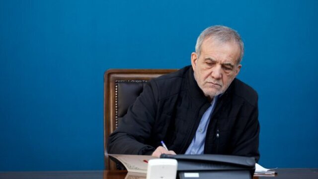 پیامک پزشکیان به مردم درباره قانون اساسی