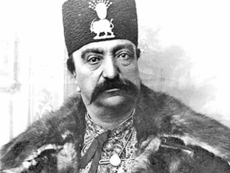  ژست خاص «ناصرالدین‌شاه» در کاخ صاحبقرانیه؛ سال ۱۲۶۹