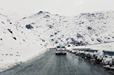 بارش برف پاییزی در فیروزکوه؛ گدوک سفیدپوش شد (فیلم)