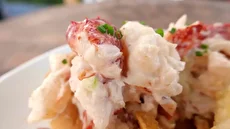 لابستر سرخ شده و چیپس ذرت در غرفه‌های خیابانی نیویورک (فیلم)