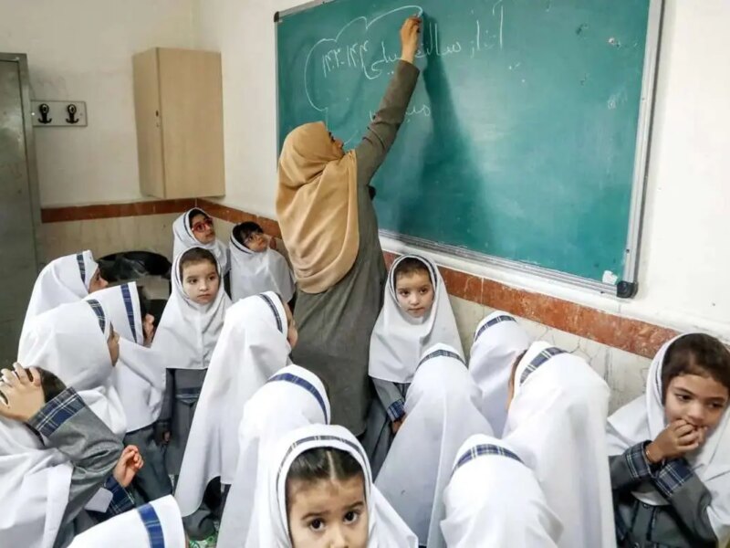 کیهان: در مدارس به بهانه شادی بچه ها، مراسم رقص برگزار می کنند