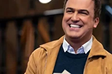 وقتی حامد آهنگی به خاطر اجرای آهنگ سرزبون دارم توسط تماشاچی از خنده غش کرد (فیلم)