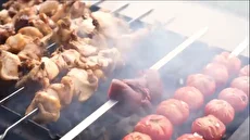 پخت کباب خرگوش و گوجه روی آتش در روستاهای روسیه (فیلم)