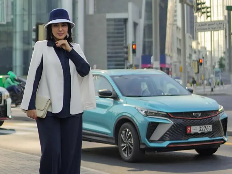 تیپ مدرن شیدا یوسفی در دبی؛ ست شیک با جاکت دورنگ سفید و آبی (عکس)