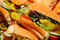 طرز تهیه ساندویچ هوگی فیلادلفیایی در دکههای خیابانی (فیلم)