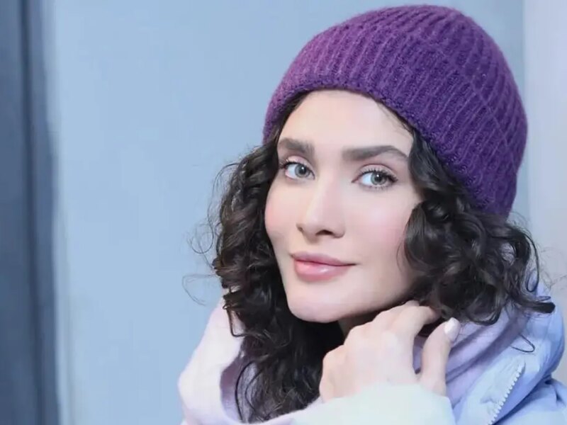 استایل پاستلی ساناز سعیدی؛ ترکیب جذاب کاپشن آبی روشن و کلاه بافت بنفش (+عکس)