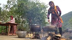 پخت پلوی مخلوط با گردو و گوشت چرخ کرده در طبیعت (فیلم)