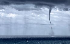 وقوع همزمان گردباد و واتراسپات در جزیره کیش (فیلم)