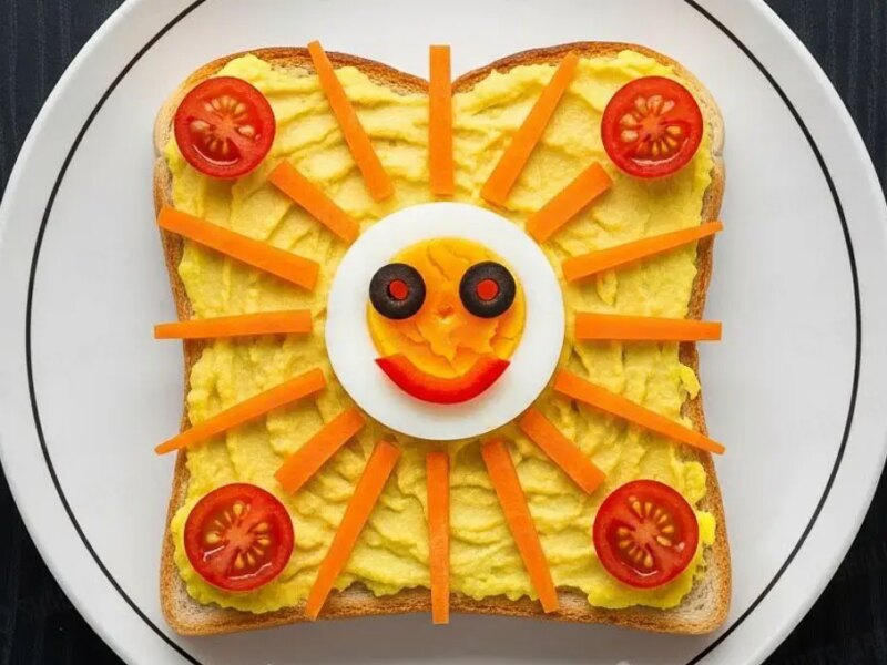 ایده هایی برای تزئین یک خوراکی متفاوت با نان تست(تصویری)