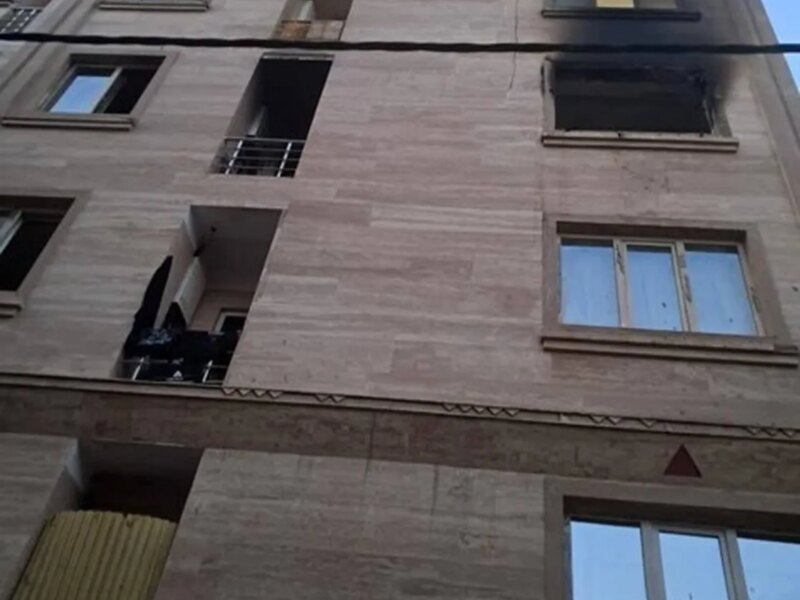 نجات زن و بچه مردم از آتشسوزی ساختمان پنجطبقه در جنوب تهران/ آتش نشانی 15 نفر را بیرون آورد/ تنها دو نفر دچار سوختگی و دودگرفتگی شدند (+عکس)