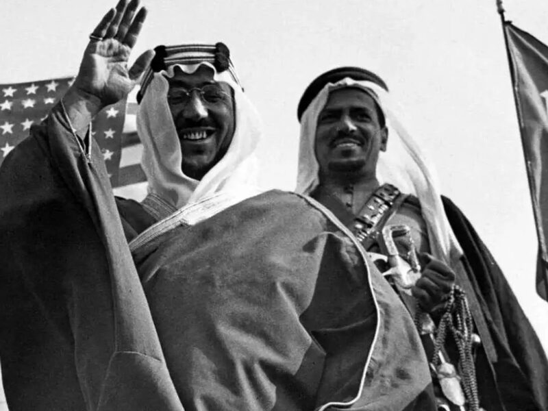 «محمدرضا پهلوی» در چادر «ملک سعود، پادشاه عربستان»؛ سال ۱۳۳۵(عکس)