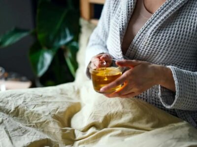 ۵ خوراکی که بدن بیمار را ضعیف می‌کند؛ از نوشیدنی‌ها تا غذاها