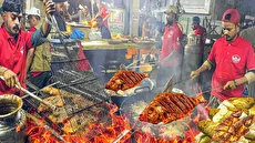 ماهی سرخ شده و کبابی تند و خوشمزه در خیابان‌های کراچی (فیلم)