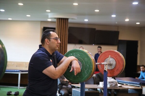 پاسخ مربی وزنهبرداری به انتقادها؛ برخی بیاطلاع اما ادعای تخصص دارند