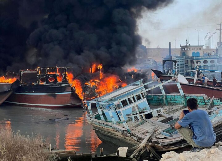 مهار آتش‌سوزی یک فروند شناور باربری در اسکله کیش