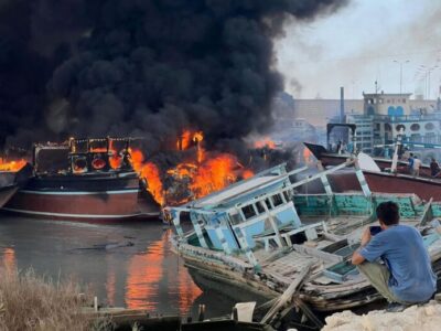 مهار آتش‌سوزی یک فروند شناور باربری در اسکله کیش