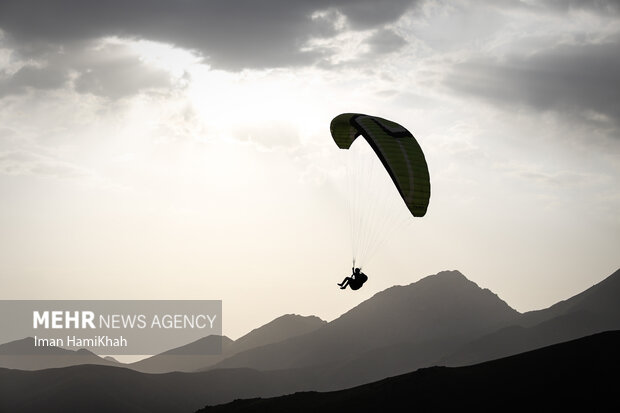 امیرخوانی، داری گواهینامه معتبر پروازی نبود