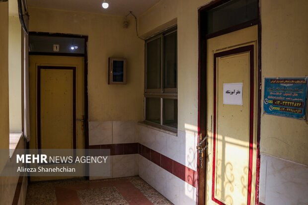 نمایی از دبستان دولتی امام زاده ابراهیم (ع) که در طول روز محل آموزش به دانش آموزان بوده و در شب محل اسکان آسیب دیدگان آتش سوزی می باشد 