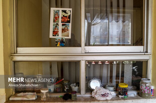 لوازم شخصی اسیب دیدگان آتش سوزی در دبستان دولتی امام زاده ابراهیم (ع)