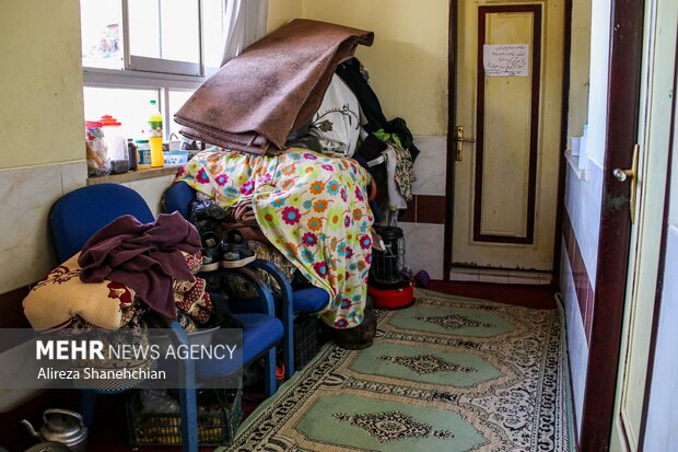 نمایی از دبستان دولتی امام زاده ابراهیم (ع) که در طول روز محل آموزش به دانش آموزان بوده و در شب محل اسکان آسیب دیدگان آتش سوزی می باشد 