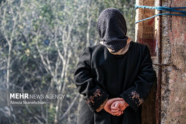 مادری که با حسرت، چشم انتظار ساخت سقفی است