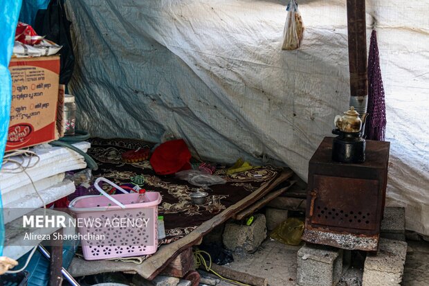 محل زندگی یک خانواده پس از حریق امام زاده ابراهیم در زیر چادر پلاستیکی 