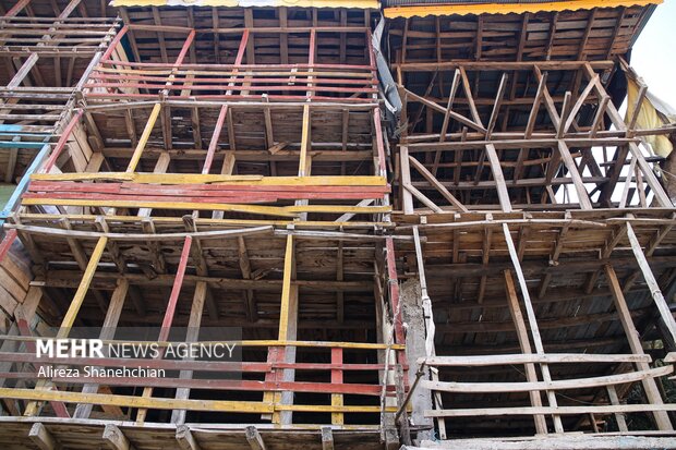 باقیمانده ساختمان های چوبی شهرک تاریخی امام زاده ابراهیم پس از حریق