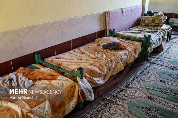 نمایی از دبستان دولتی امام زاده ابراهیم (ع) که در طول روز محل آموزش به دانش آموزان بوده و در شب محل اسکان آسیب دیدگان آتش سوزی می باشد 