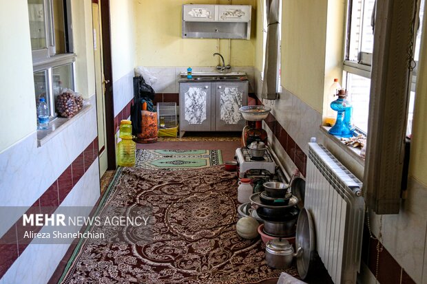 نمایی از دبستان دولتی امام زاده ابراهیم (ع) که در طول روز محل آموزش به دانش آموزان بوده و در شب محل اسکان آسیب دیدگان آتش سوزی می باشد 