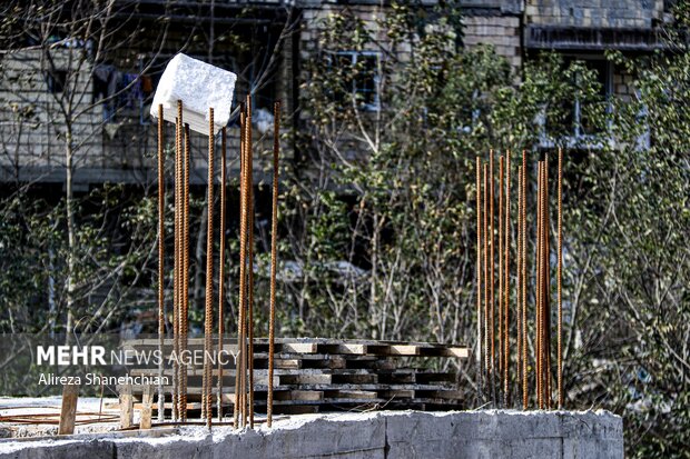 نیمه کاره ماندن ساختمان در حال باسازی در شهرک امامزاده ابراهیم پس از حریق