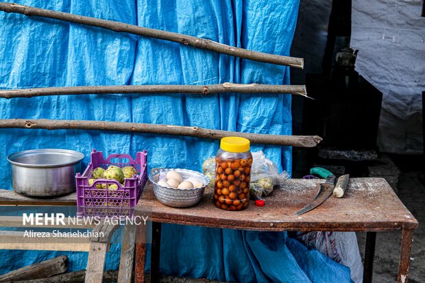 محل زندگی یک خانواده پس از حریق امام زاده ابراهیم در زیر چادر پلاستیکی 