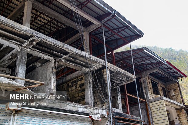 نیمه کاره ماندن ساختمان در حال باسازی در شهرک امامزاده ابراهیم پس از حریق