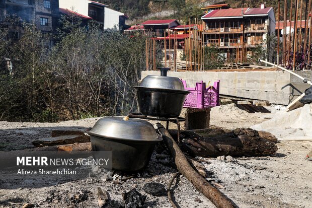 تهیه غذا در محل منازل سوخته شهرک امامزاده ابراهیم پس از حریق 
