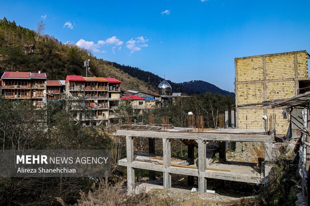 نیمه کاره ماندن ساختمان در حال باسازی در شهرک امامزاده ابراهیم پس از حریق