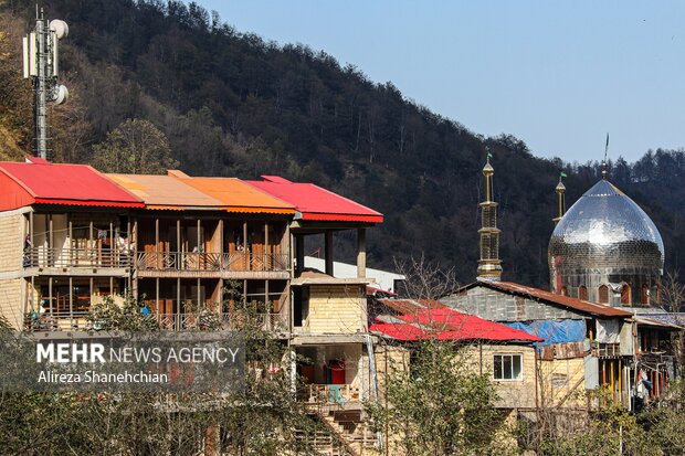 یک سال و اندی پس از حریق؛ امامزاده ابراهیم شفت هنوز در انتظار ساماندهی